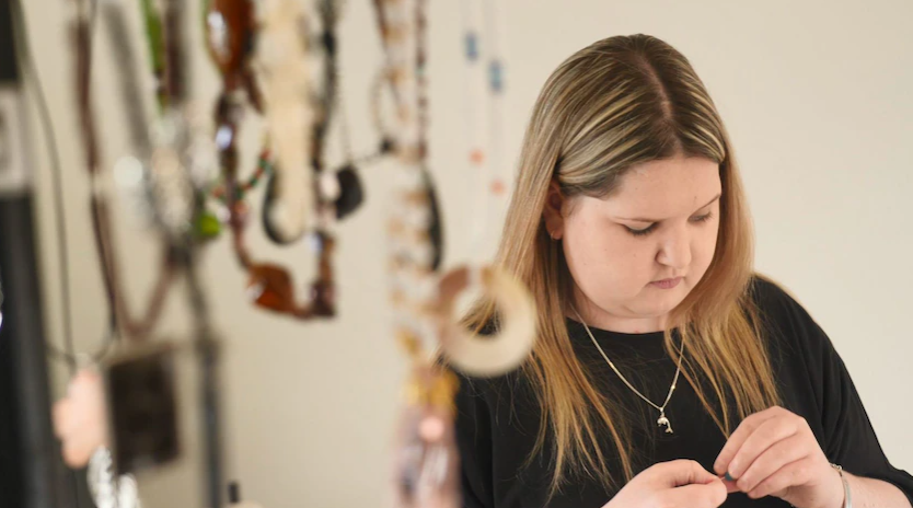 Blindness no barrier for Wollongong jeweller Keely Payne as she creates by touch