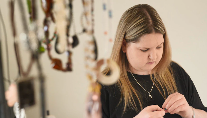 Blindness no barrier for Wollongong jeweller Keely Payne as she creates by touch