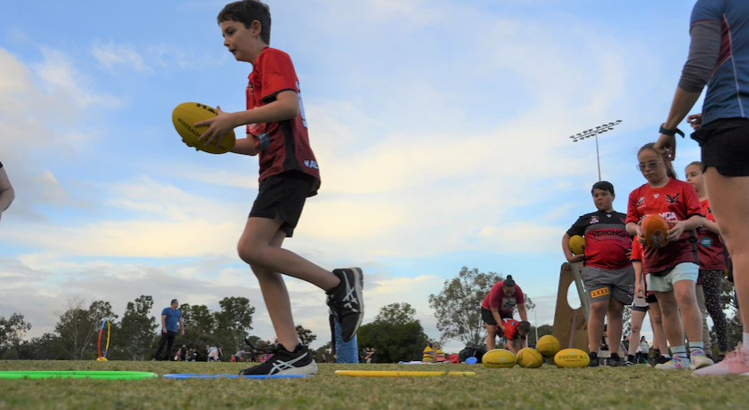 Brisbane Aussie rules program run in Auslan helps hearing-impaired kids kick goals