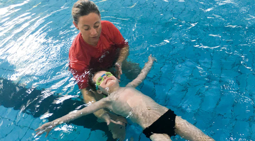 Deaf children travelling across Melbourne for Auslan learn-to-swim lessons