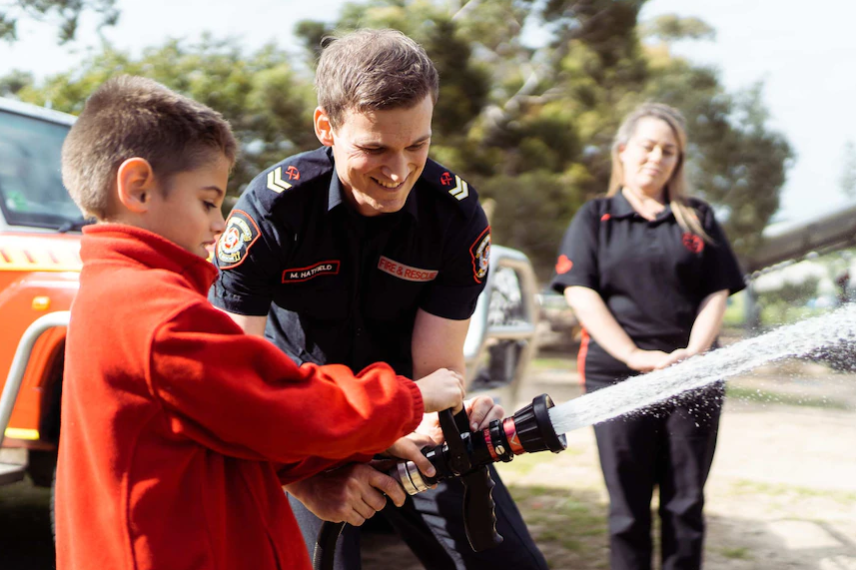 Firefighter learns Auslan to ensure deaf students are not left behind when it comes to fire safety