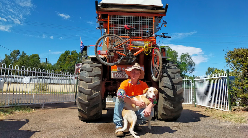 Travelling Jackaroo, 18, crisscrosses outback in tractor for rural mental health