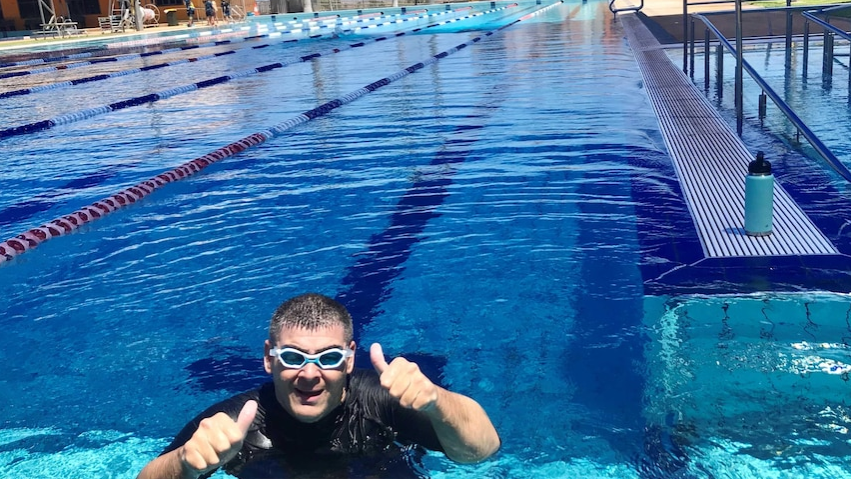 Pilbara man Luke Whatley breaks own swimming record for International Day of People with Disability